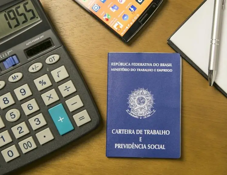 Reajuste do FGTS: carteira de trabalho brasileira e calculadora