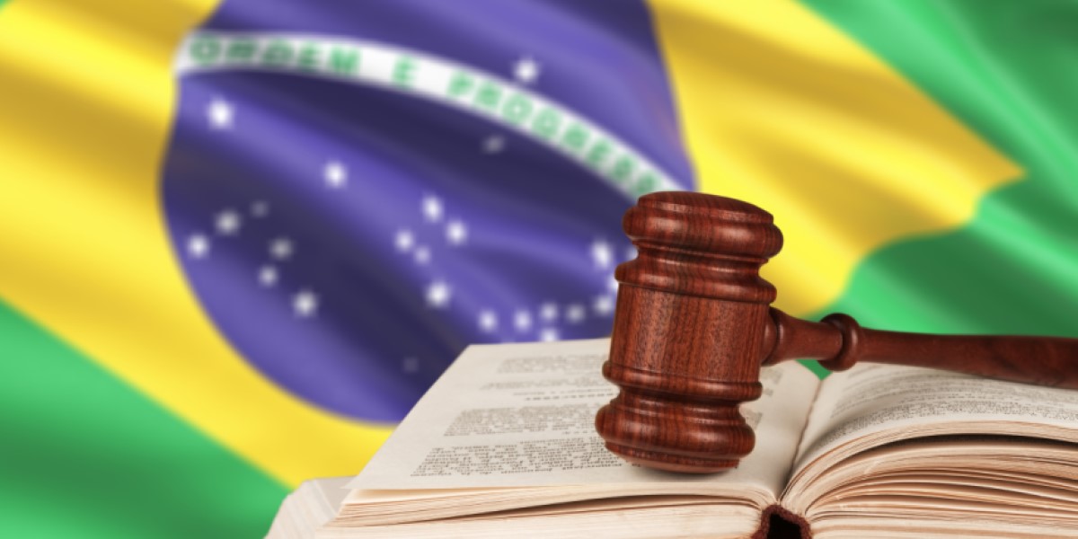 símbolo da justiça com bandeira do brasil ao fundo