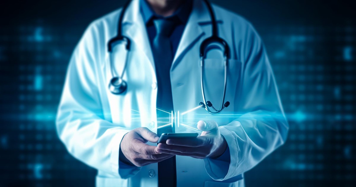 foto de um médico com celular na mão